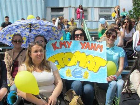 Всі дівчата із стомат вболівають за хлоп'ят.